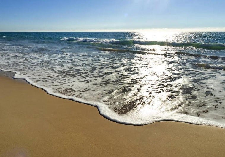 cinco-playas-infinitas-de-cadiz-donde-puedes-dar-paseos-interminables-mientras-ves-un-atardecer-magico