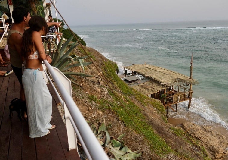 la-fuerte-corriente-destroza-el-chiringuito-de-la-playa-del-pirata-en-los-canos:-asi-ha-quedado