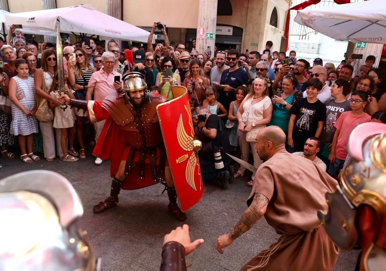 lucha-romana-por-los-chicharrones-en-el-mercado-de-abastos-de-cadiz