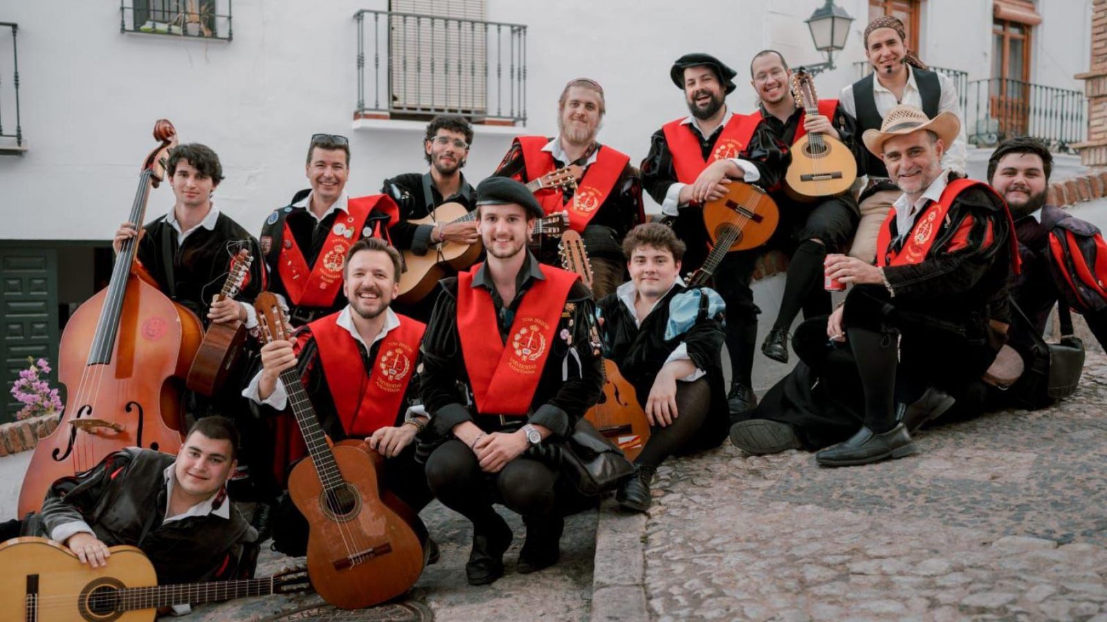 la-tuna-resiste-en-malaga-en-pleno-2025:-«viajamos,-disfrutamos-juntos-y-cantamos-desde-‘clavelito’-a-‘despacito'»