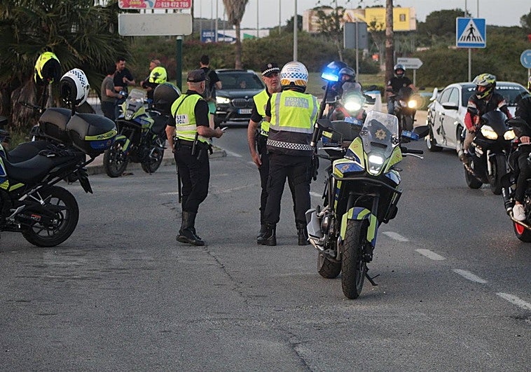la-medida-de-rociar-las-calles-con-agua-contra-los-moteros-incivicos,-pendiente-de-la-evaluacion-policial-en-el-puerto