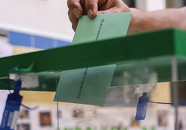 ¿se-puede-ir-a-votar-con-la-camiseta-del-cadiz-cf?-las-prendas-prohibidas-que-no-puedes-llevar-al-colegio-electoral
