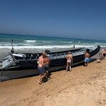 una-narcolancha-encalla-en-la-playa-de-la-barrosa-y-aprovechan-para-llevarse-sus-motores