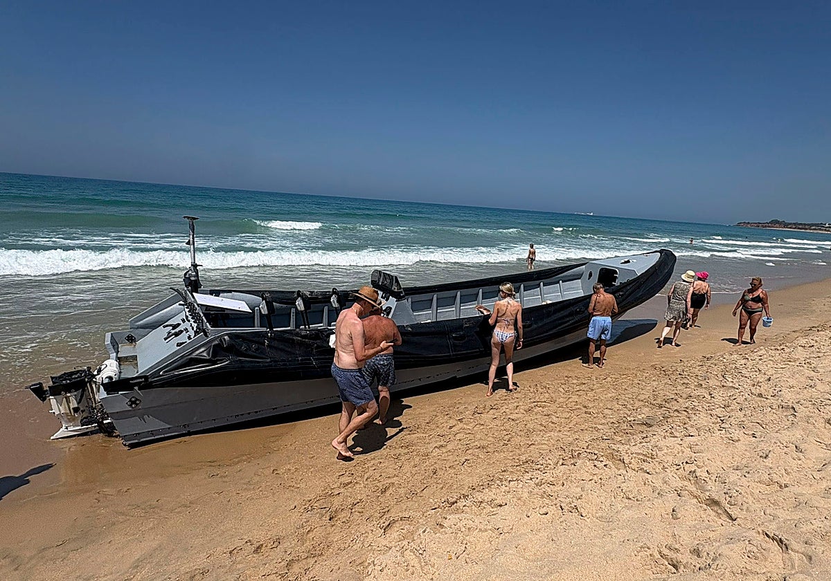 una-narcolancha-encalla-en-la-playa-de-la-barrosa-y-aprovechan-para-llevarse-sus-motores