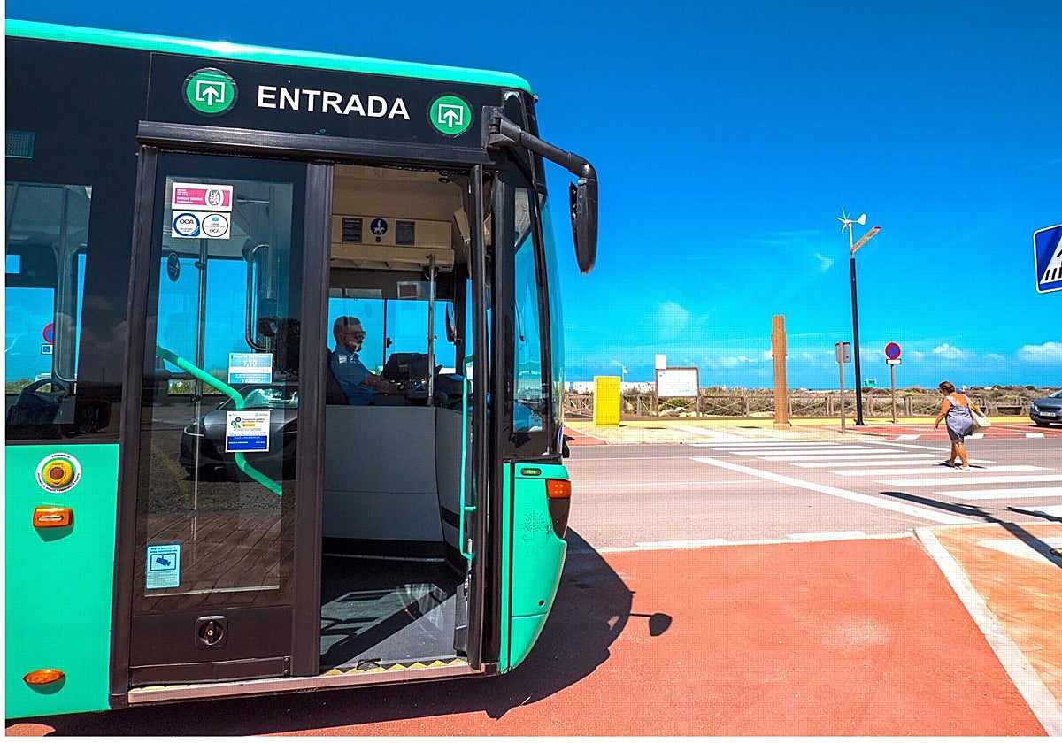 los-autobuses-gratuitos-a-la-playa-de-camposoto-comienzan-este-fin-de-semana:-horario-y-paradas-de-la-linea