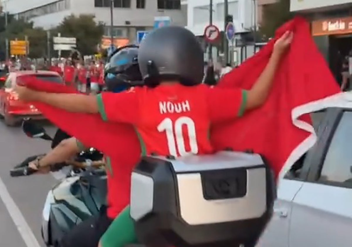 muere-una-mujer-en-algeciras-que-celebraba-la-victoria-de-marruecos-en-el-mundial-tras-engancharse-una-bandera-en-su-moto