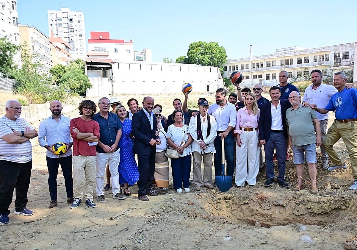 el-ayuntamiento-y-la-diputacion-de-cadiz-ponen-la-primera-piedra-del-nuevo-pabellon-portillo